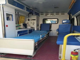 《出院救护车：载着健康与安心回家》